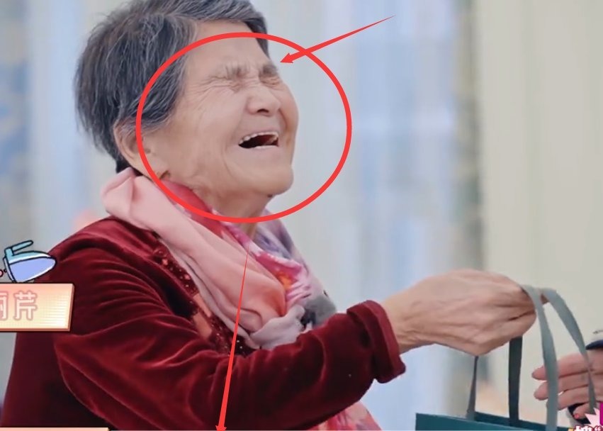 黃圣依婆婆拿98元柏木梳送兒媳，嫌?xùn)|西太便宜閉眼害羞拿不出手