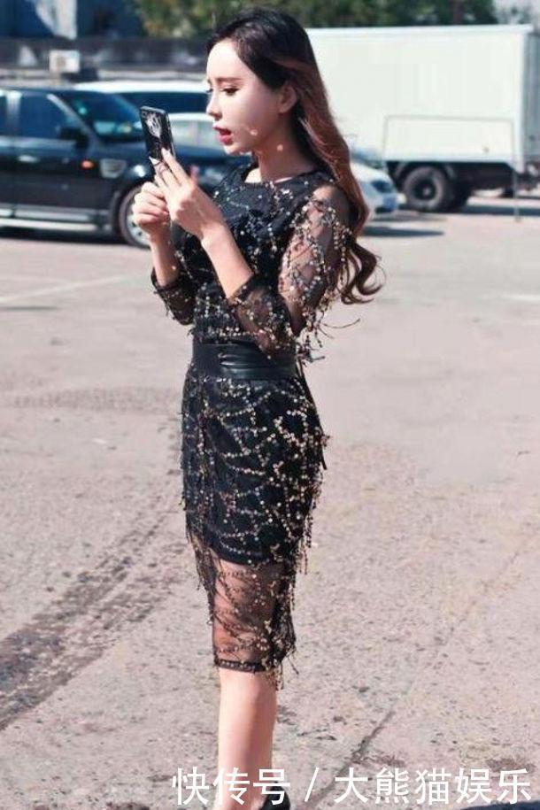 小姐姐的黑色蕾丝上衣搭配水墨色长裙,优雅精致又减龄