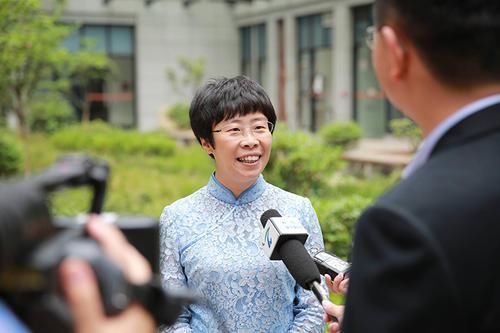 上犯|国学大师蒙曼,实力到底怎样为何会在“诗词大会”上犯低级错误