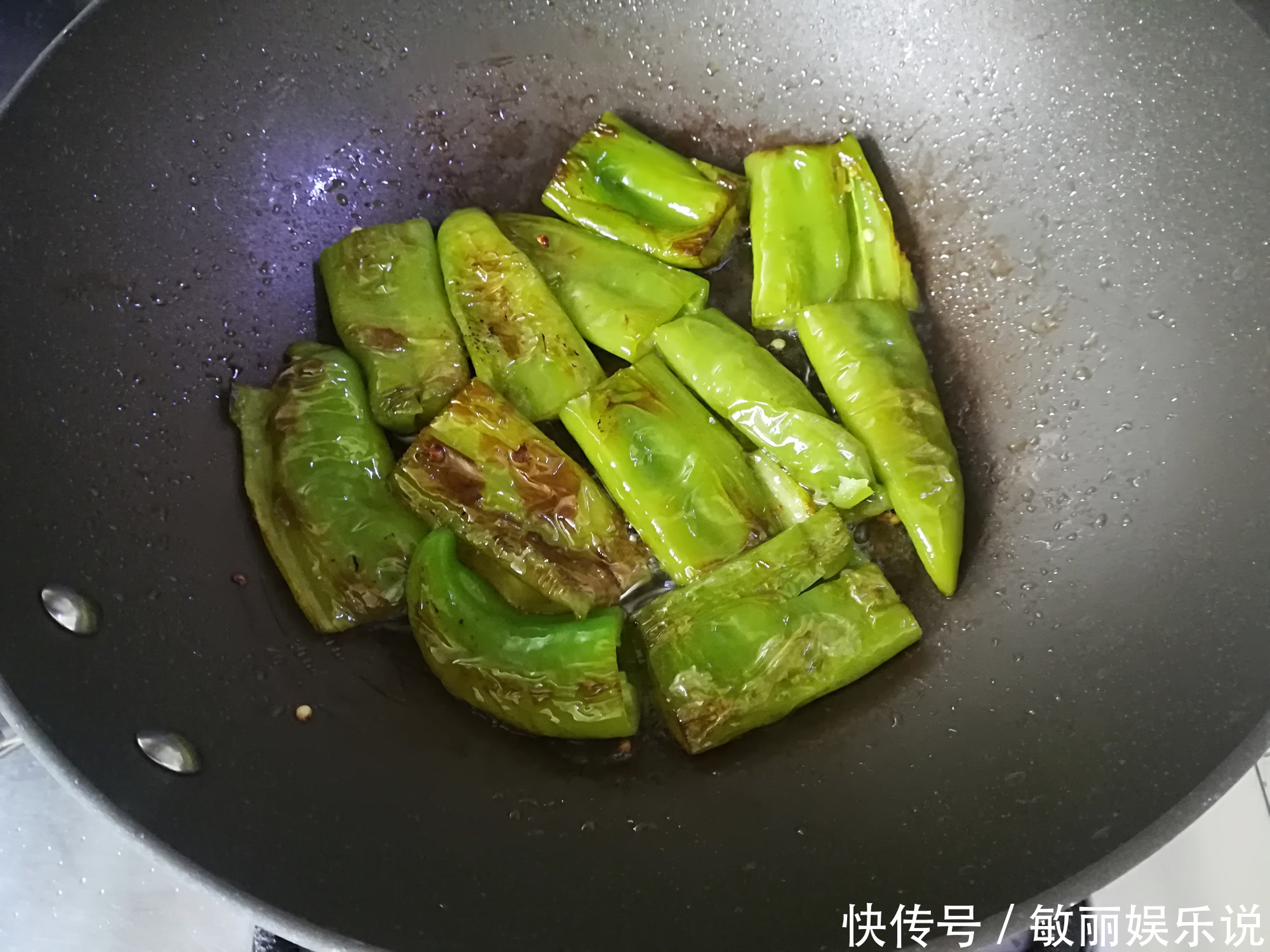 做虎皮青椒时,切忌直接下锅煎,多加一步,香辣入味,非常下饭