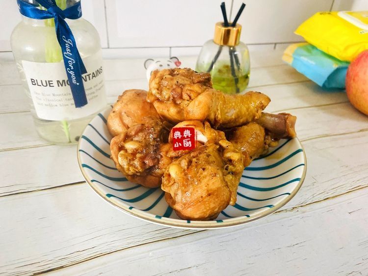 在家自己卤鸡腿，鸡腿好吃入味，孩子很喜欢吃