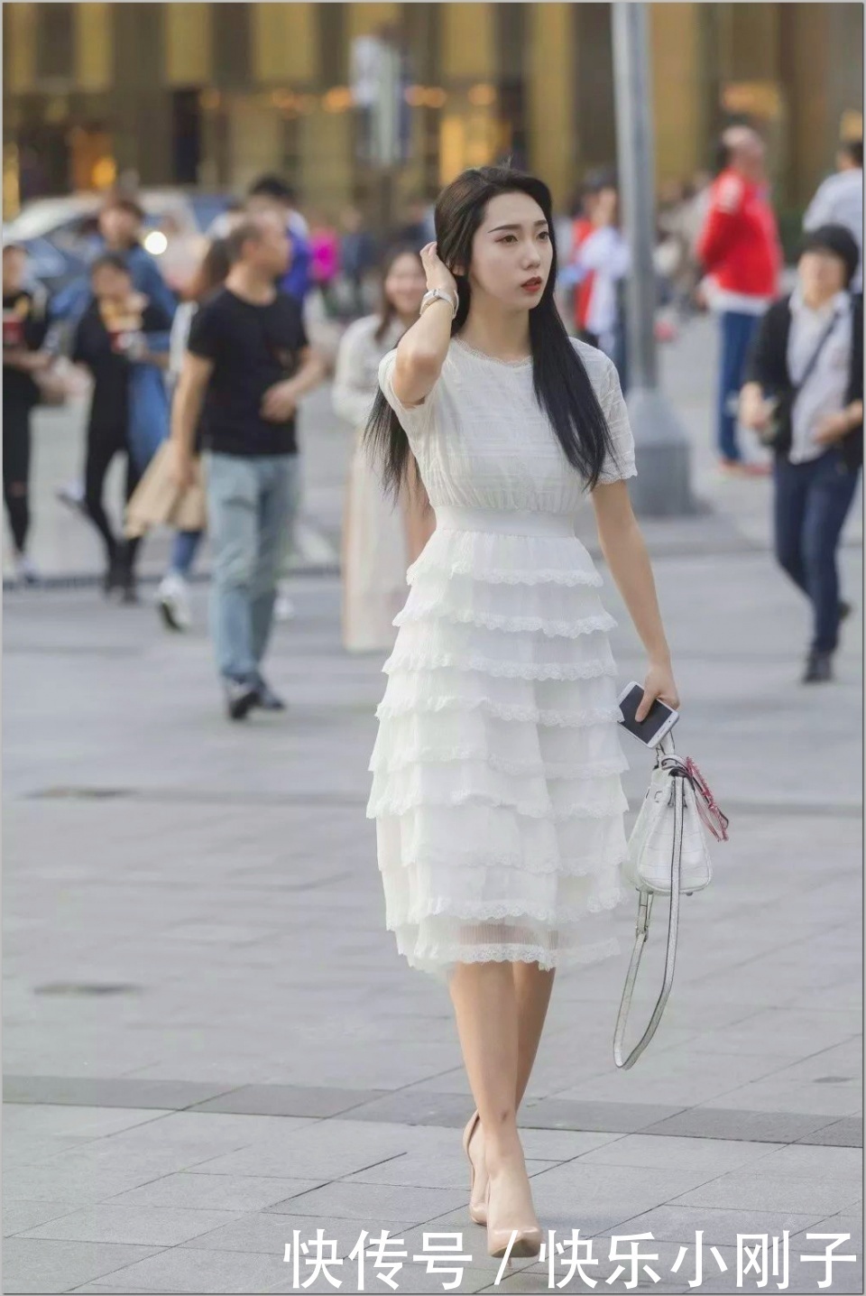 温润如玉的长发美女,笑起来如沐春风