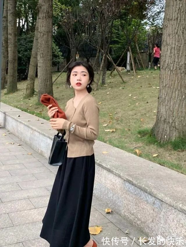 包包 秋冬的复古穿搭指南,身穿衬衫+棕色半身裙,复古高级又时髦!