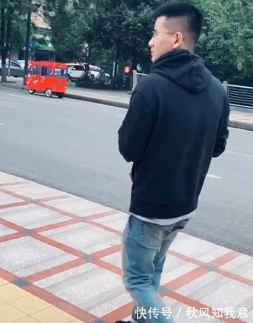 路人大|淡定奶爸抱娃走红,路过的大妈眼神亮了,是亲生的吗