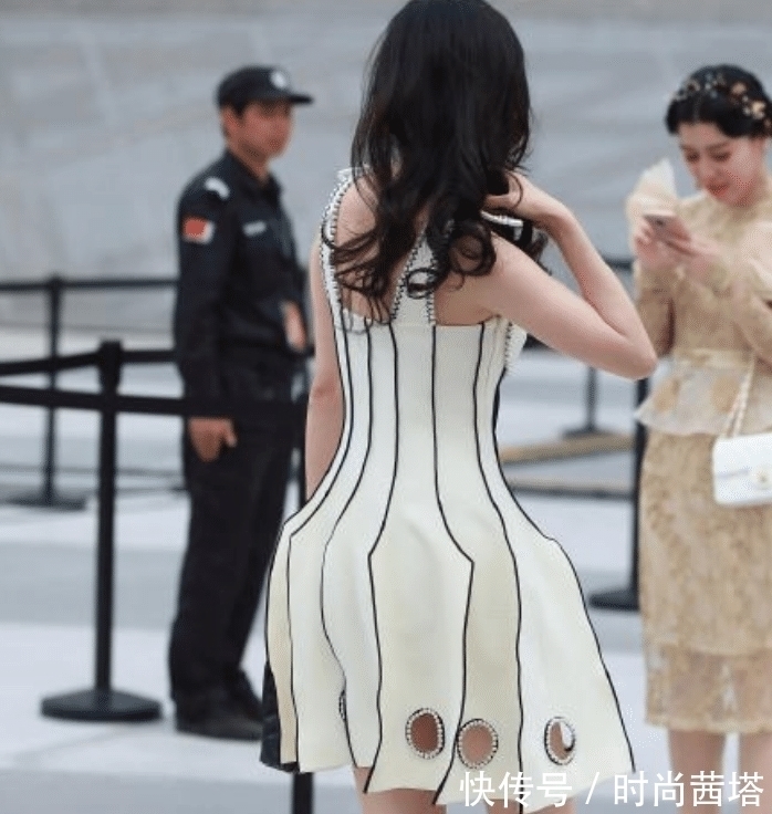 小姐姐 阿姨年纪大了还要追求时尚,给裙子挖了这么多洞,这样的衣服该怎么穿?