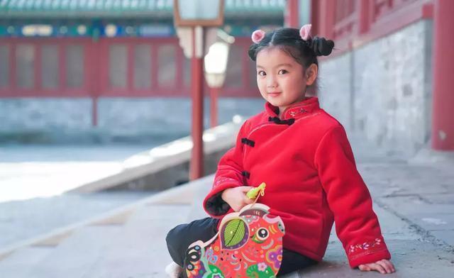 因长得可爱被家人当作“摇钱树”的她,4岁爆红,7岁巨星范十足