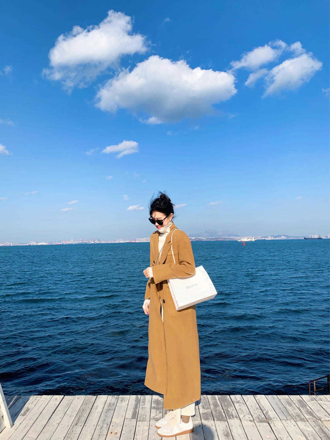 白色 长款大衣怎么穿保暖又洋气?看看这几种搭配方式,保暖又显气质