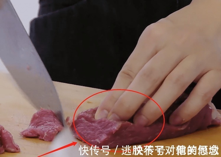 赵丽颖上节目第一次切菜,镜头特写到她的手,我却在关注她的指甲