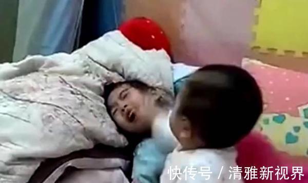 妈妈|1岁弟弟把3岁姐姐打得痛哭流涕,妈妈说的话却让人心寒,心疼姐姐