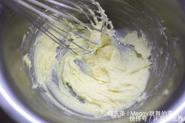  出炉|夏天想吃蛋糕别愁，2个鸡蛋做12个小蛋糕，15分钟出炉，省心快手