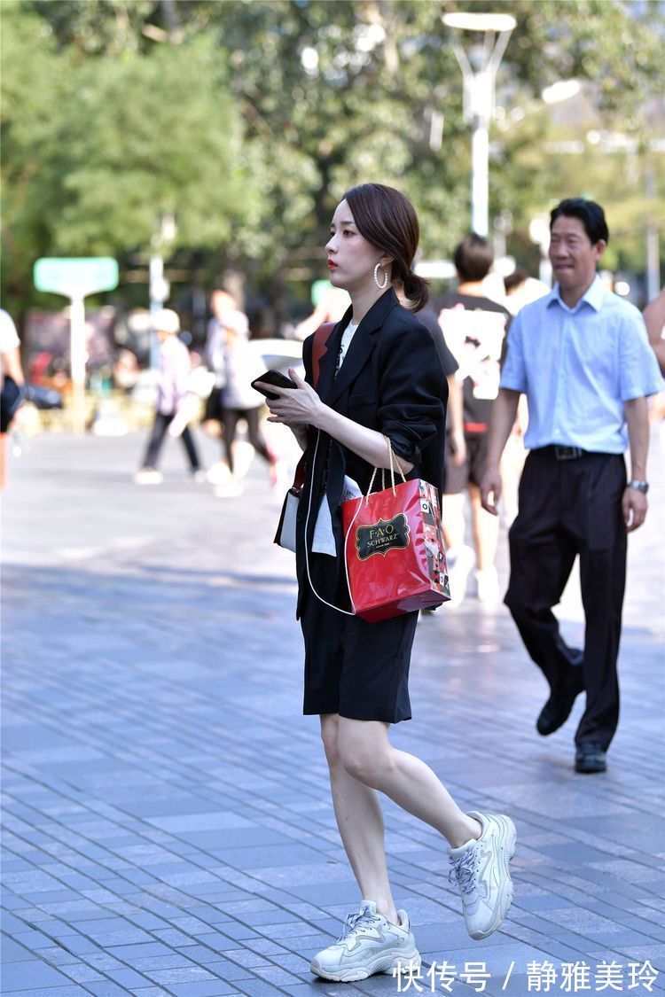 前卫感|街拍:乌黑长发的小姐姐,一身短小精悍的穿搭前卫感十足