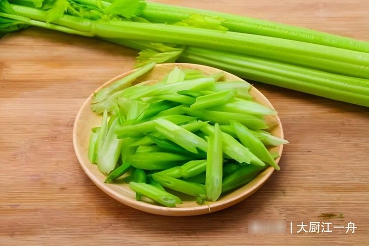 芹菜炒肉怎样做，芹菜脆嫩肉丝不柴呢？原来正确的做法是这样的