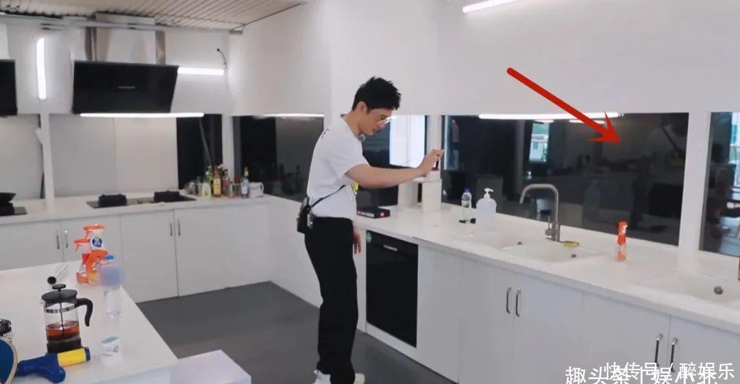 节目|《中餐厅》黄晓明揭工作人员藏身处,紧靠灶台又热又闷,太辛苦