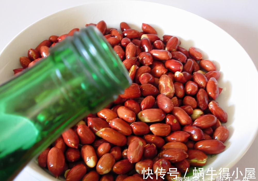油炸花生米,先下锅炸就错了!难怪不酥脆,教你正确做法