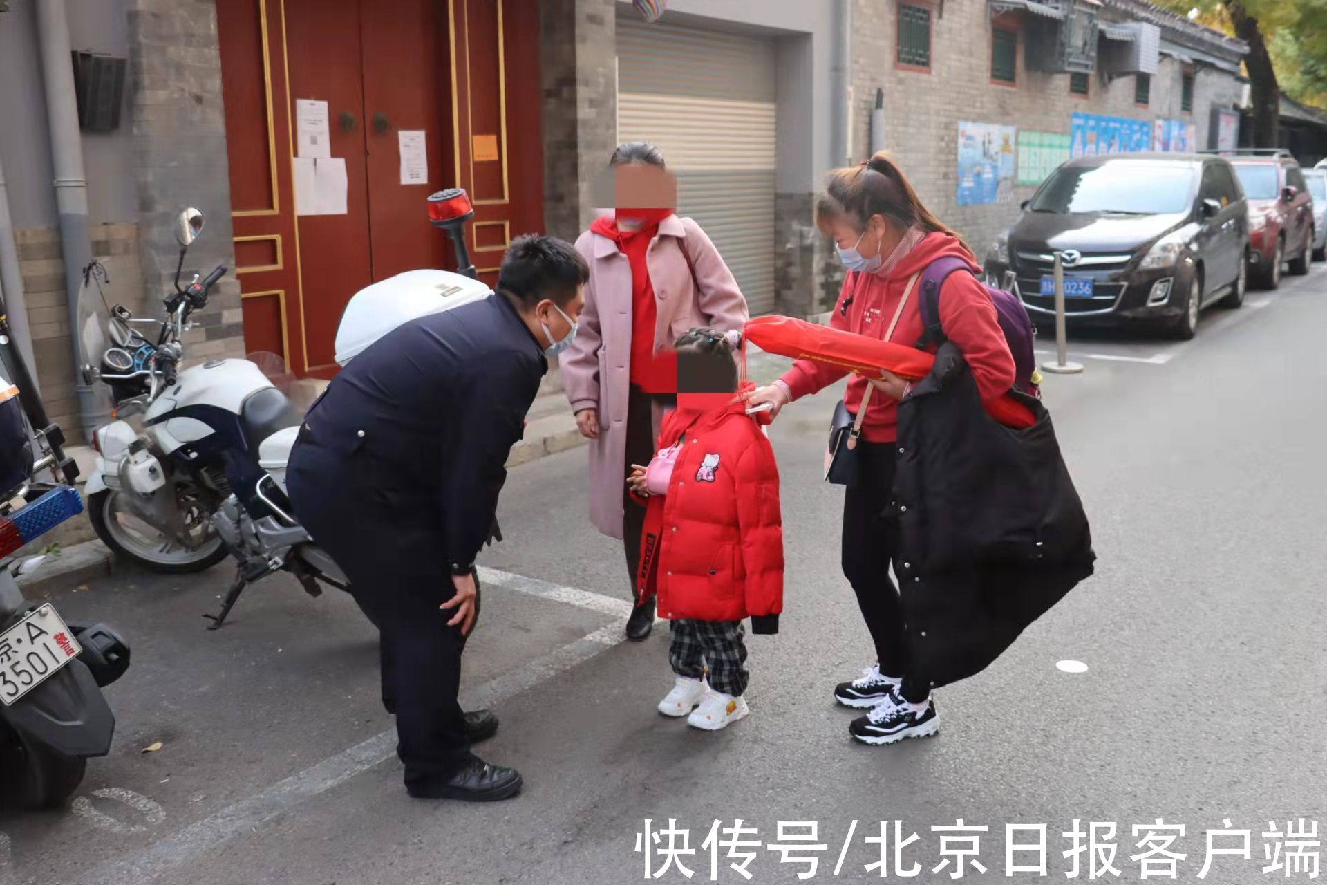 出租车|断臂女童紧急来京就医，交警伸援手，从建国门桥到医院只用5分钟