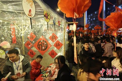 南京高校开启“新春游园会” 洋溢浓浓年味迎新年