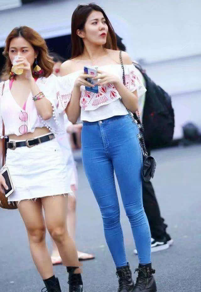 令人羡慕|街拍小姐姐这亭亭玉立的大长腿,又长又直,令人羡慕