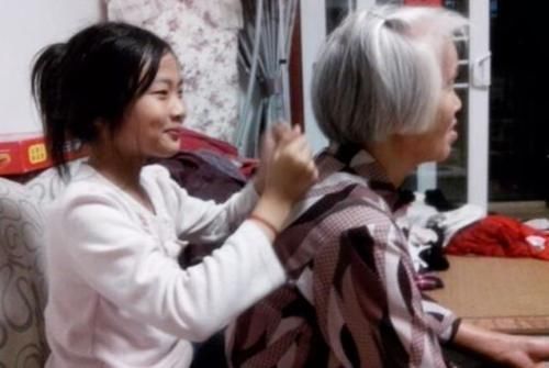 “奶奶身上有怪味儿”，孩子的童言无忌生尴尬，妈妈用高情商化解