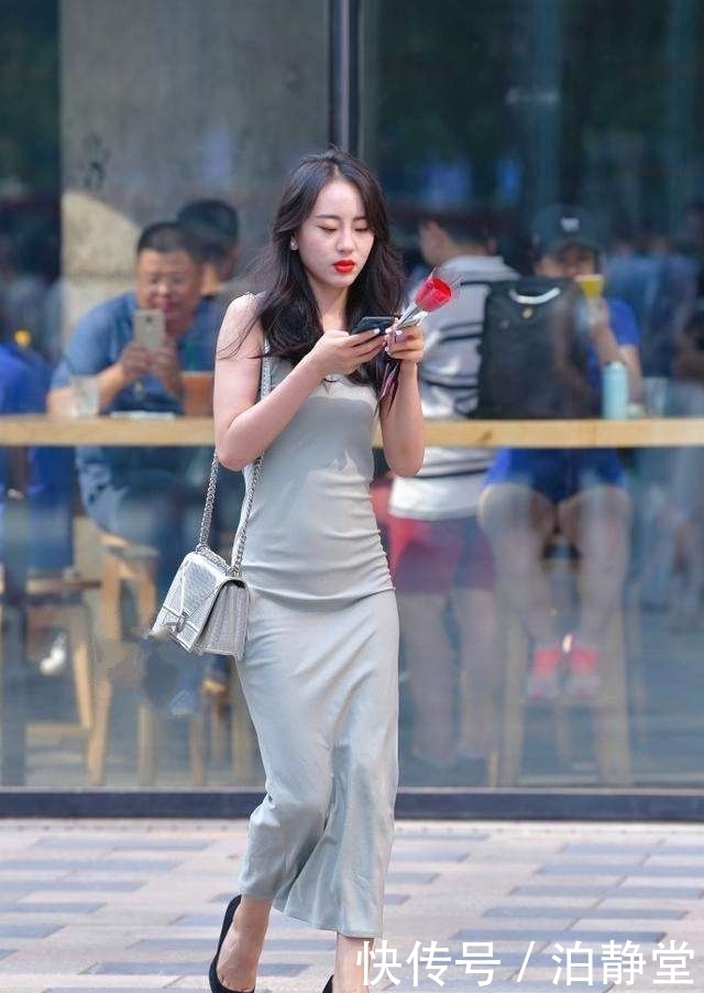 紧身裤|街拍:没有紧身裤,小姐姐们照样展现完美身姿