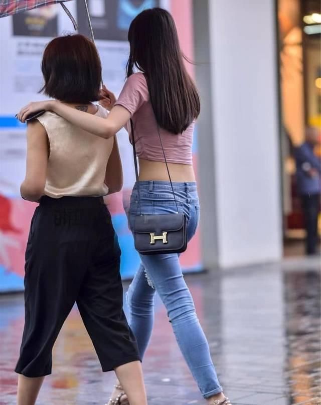 街拍美女这款衣服非常显高挑,腰部细节很漂亮掩藏身材不足