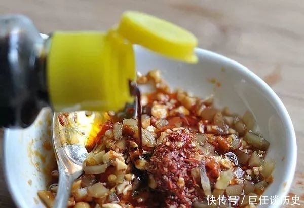 内酯豆腐|豆腐加点榨菜这样做,鲜、嫩、香,全家都抢着吃!