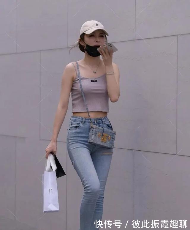 真丝 短款上衣搭配瑜伽裤，装扮让气质满满呈现，简单又耐看