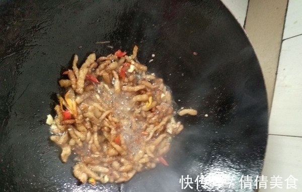 大厨手把手教你这道菜的方法，香气四溢看得人直流口水！特别棒