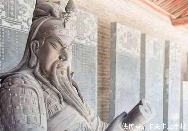 关羽|关羽的雕像为何总闭着眼？老木匠：让他睁眼的代价太大了！