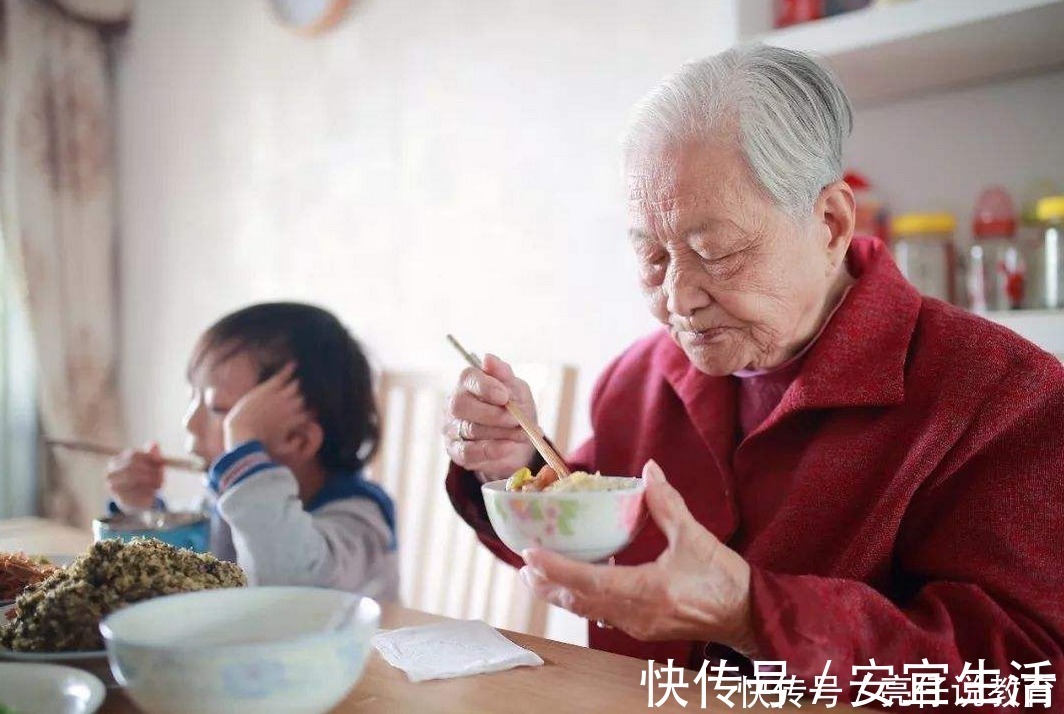 家人们|“最后悔的事,是让我妈来带娃”,90后宝妈的哭诉引共鸣,扎心