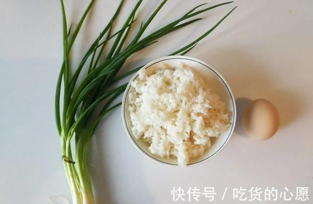 炒饭|为什么厨师炒的饭都是一粒一粒的,而自己炒出来的就是黏糊糊的一坨?