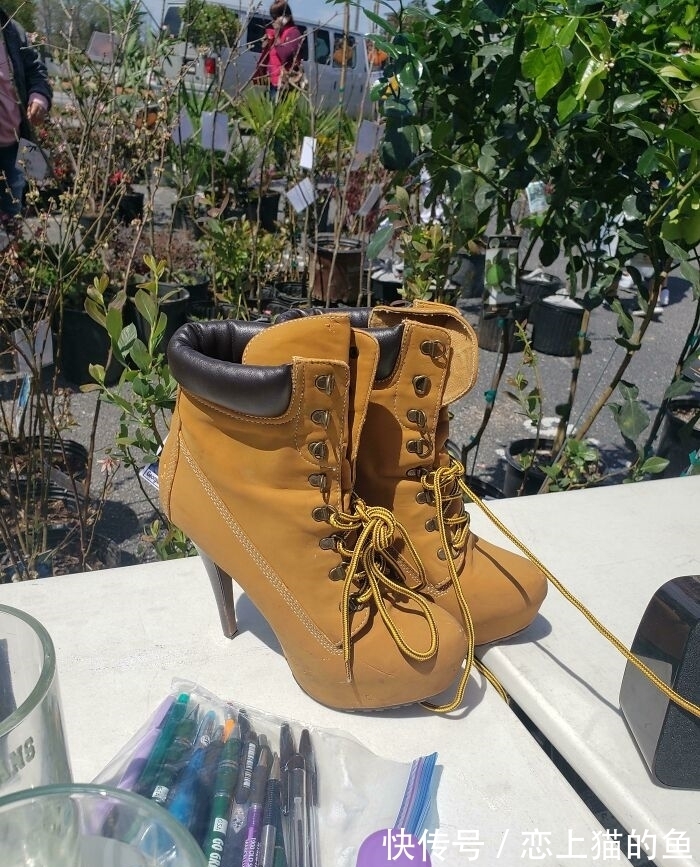 一双绣花鞋&35个国外的奇葩设计,用上万支烟做成地毯,网友:是艺术还是浪费