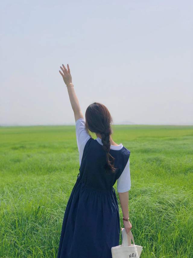 秋天|秋天裙装怎么穿好看?短袖上衣配半身裙简约高级,提升气质又显白