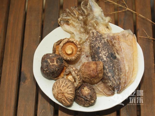 跟着张新民老师学做菜，香菇墨鱼焖鸡肉，香浓入味好下饭