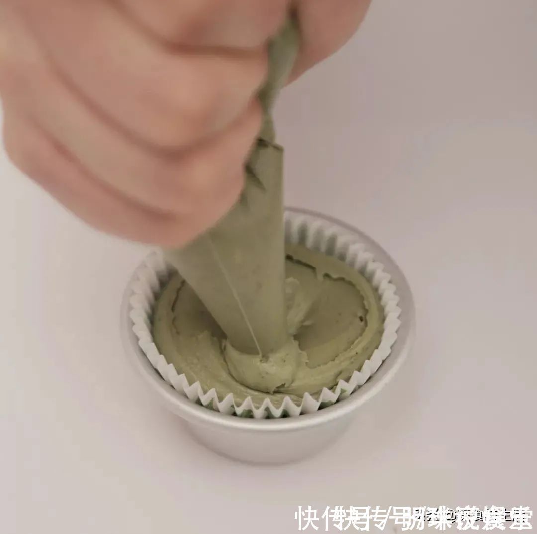 抹茶|夏日的时光做份抹茶玛芬蛋糕，在家就能轻松搞定，一次吃个够