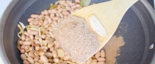 花生米不要油炸了，加1头大蒜，比水煮简单，比油炸的还好吃