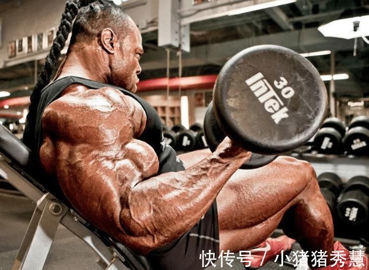 训练|同时健身,徒手练3个月的人与器械练1个月的人,肌肉差距有多大