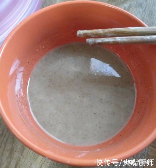 面饼|死面烙饼怎么做不发硬?关键是和面,老师傅教你做法,酥软层次多