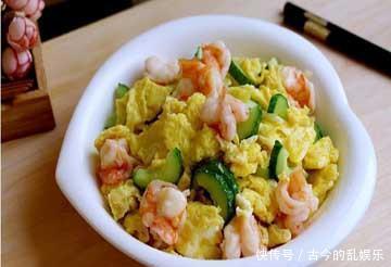 美食推荐:爆炒肥肠、滑蛋虾球、香菜炒鸡丝制作方法