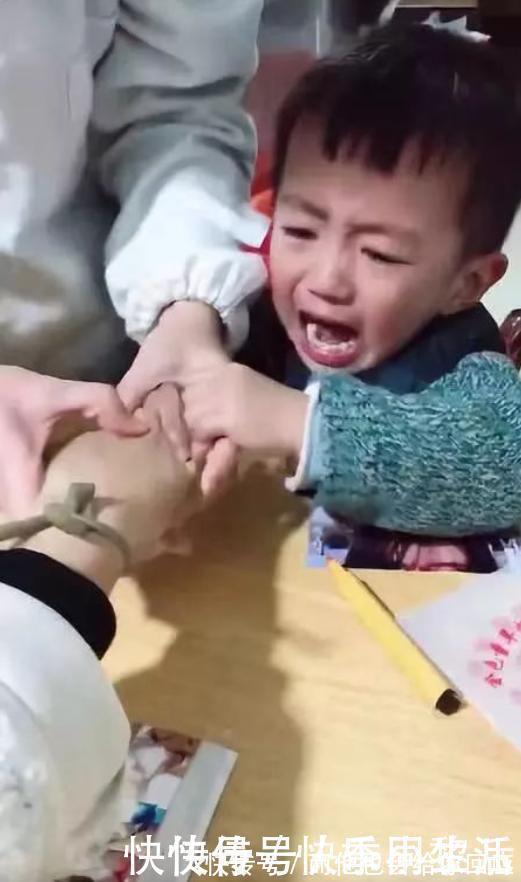 打针|3岁萌娃打完针越想越委屈,气冲冲找医生“算账”,网友萌翻了