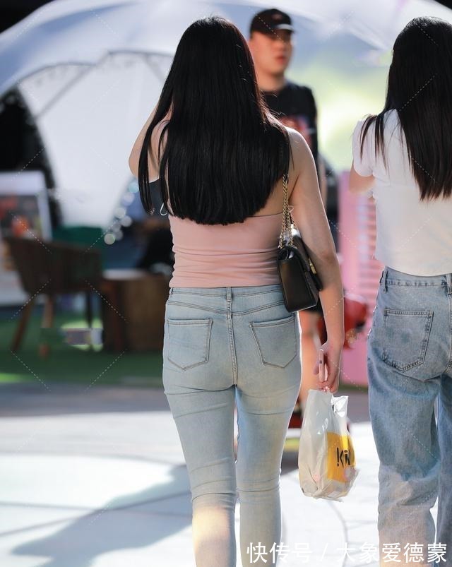 显高显瘦 柔美多姿的打底裤美女,换上了富有设计感的裙型,真佩服她