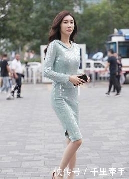  行头|街拍：美女就你这身行头出门，回头率老高了。