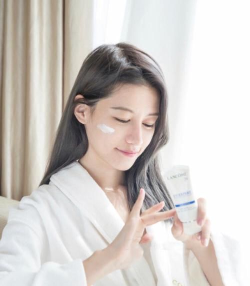 看起来|脸上有这4个“特征”,就放弃“黑长直”吧换上卷发会更女神