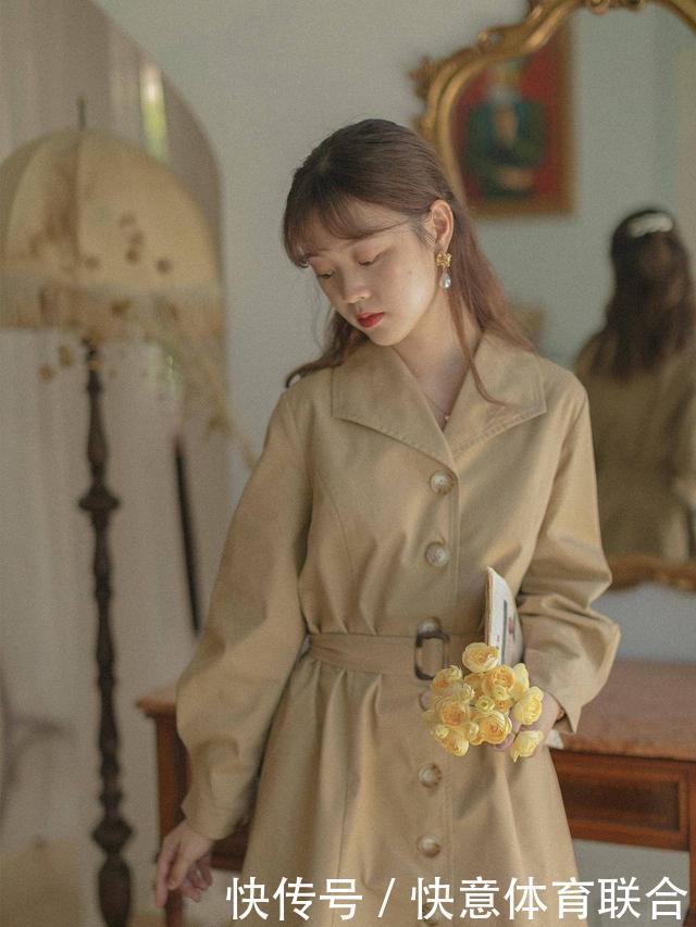 温柔米色风衣是秋天“专属色”,OVERSIZE版型,上身大气又时髦