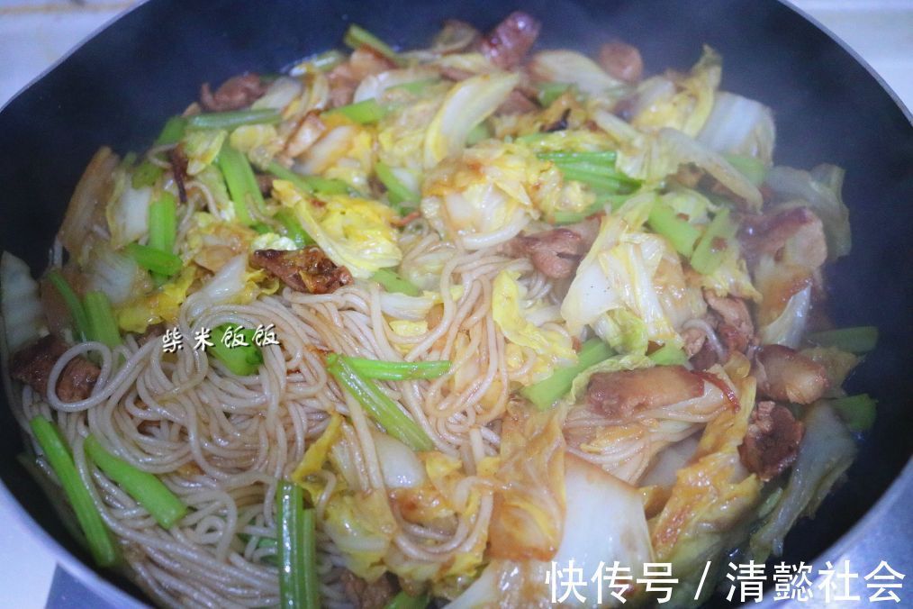 白菜|今日晚餐只有2个菜，女儿说：太好吃了，老公却说：太糊弄了