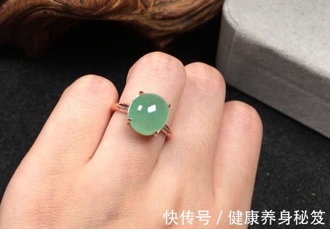 制品$再选择钻石黄金镶嵌的翡翠就俗气了,这一款料子,难道不大气吗!