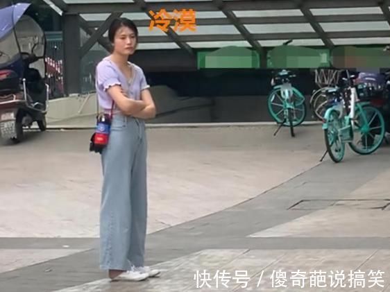 宝妈|“倔强母子”火了,街头相隔3米僵持不下,孩子:敌不动我不动