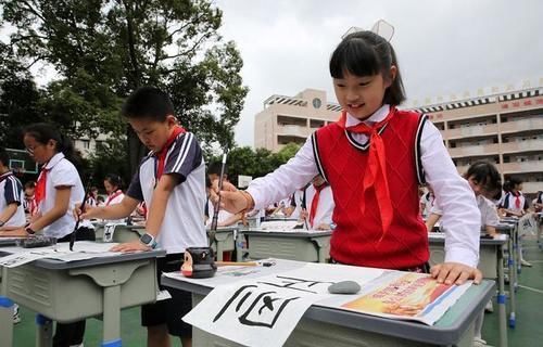 湖北高考状元唐楚玥，“神仙字迹”老师都不忍扣分，真是字如其人