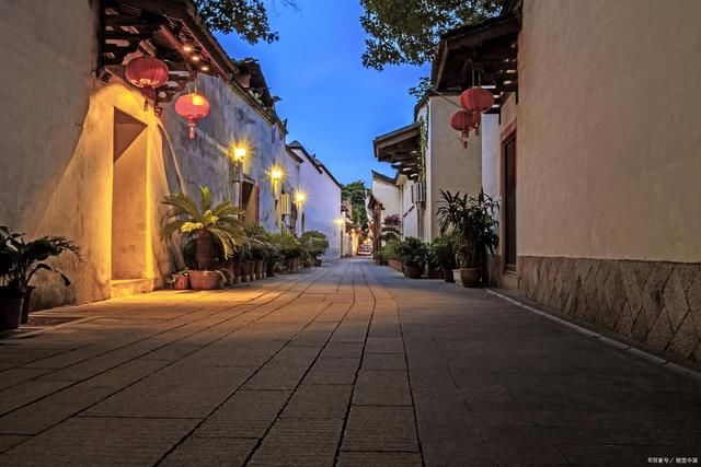 丽姿|诗词:青石巷，浅台阶，独坐佳人愁杏腮