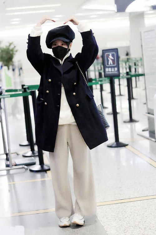 黑色大衣怎么穿美？搭阔腿裤大气优雅，配运动裤舒适有型，都好看