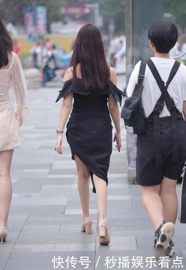 白皮肤妹子走黑暗系穿搭格外吸引眼球,一字肩设计简约大方又耐看